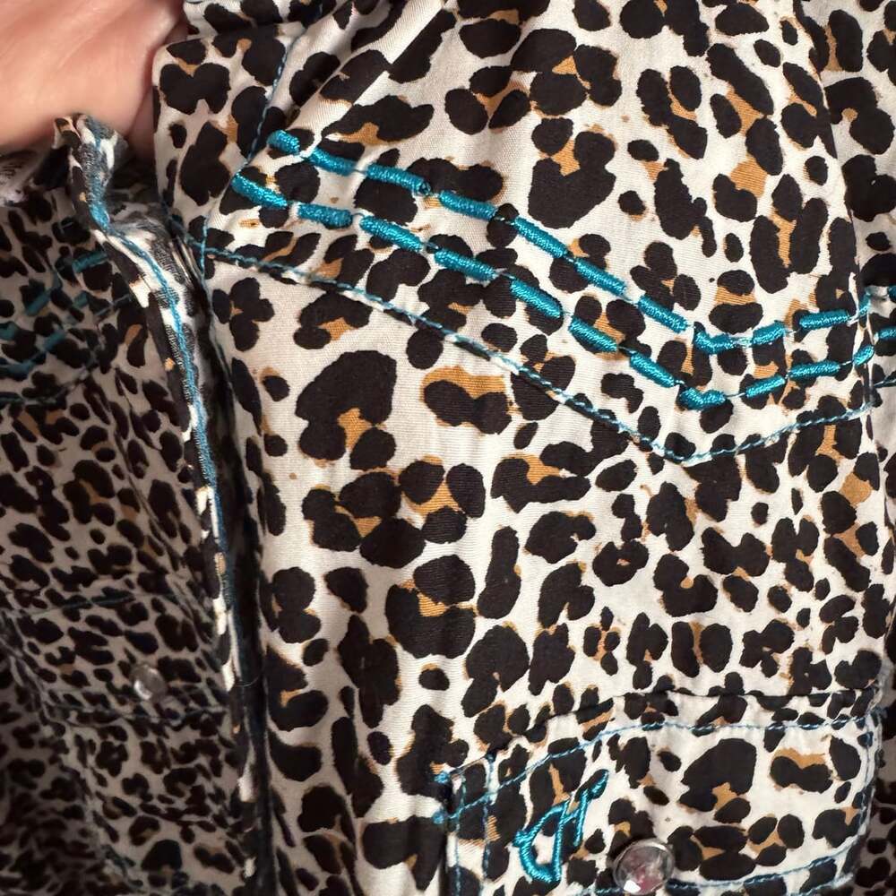 Cowgirl Hardware Leopard Print Western Button-Up Shirt with Teal Embroidery Med - Picture 7 of 12